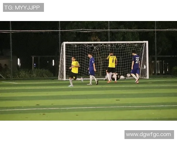 日本足球明星在街头展现风采与球迷互动的精彩瞬间